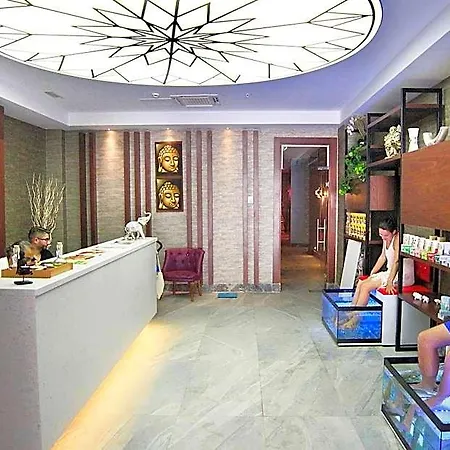Club Aqua Plaza Hotel